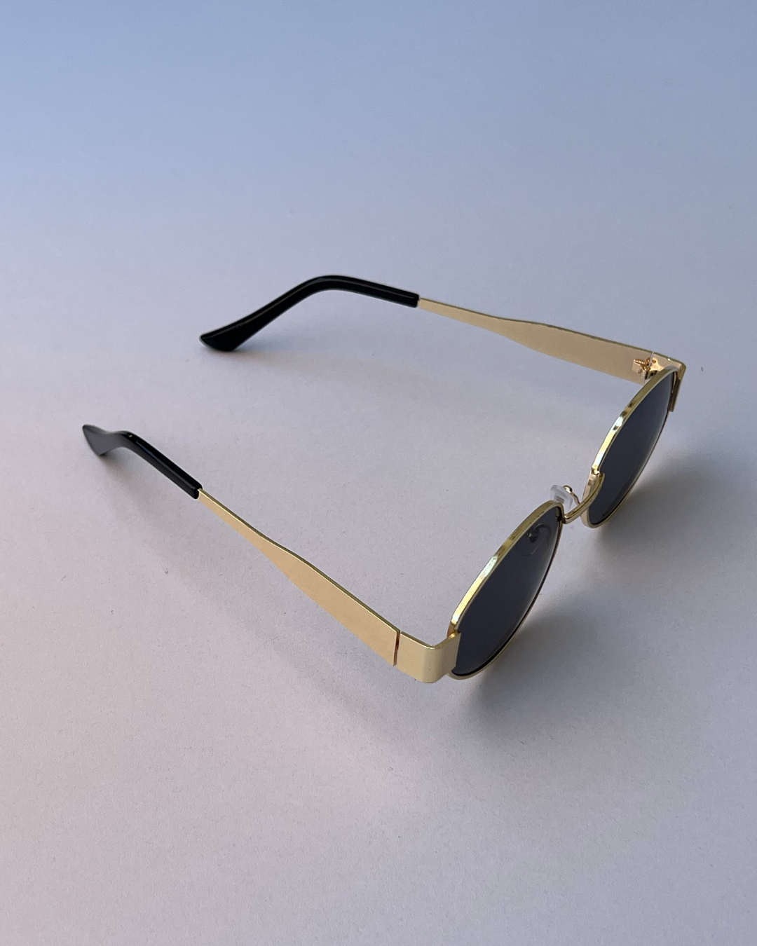 Black Oval Sunglasses – Sleek Golden Frame for Women